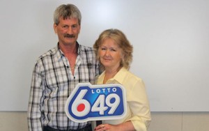 3 lần trúng số hơn trăm tỷ, cặp đôi già nắm tay nhau vi vu khắp thế giới