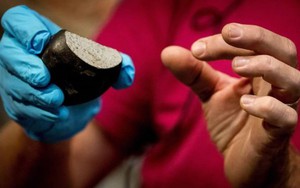 Gia đình này đã hạnh phúc phát khóc sau khi nhà họ bị phá tan hoang