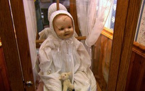 Búp bê 'ma ám' và những câu chuyện rùng rợn ‘sởn gai ốc’