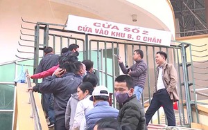 VIDEO: Người hâm mộ xếp hàng dài mua vé xem tuyển Việt Nam đấu U22