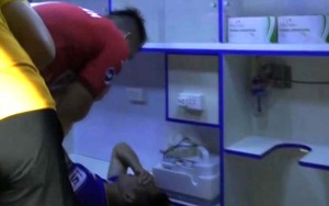 Hoàng Thịnh ra tận xe cứu thương xin lỗi Hùng Dũng