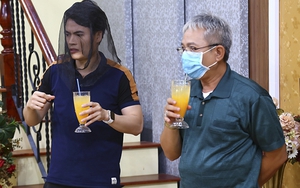 Sợ dịch COVID-19, nghệ sĩ Trung Dân đeo khẩu trang quay phim