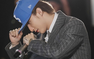 Sơn Tùng M-TP cúi đầu cảm ơn khi fan Hà Nội tặng quà sinh nhật sớm