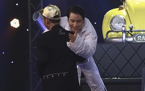 ‘Rap Việt’: Mải mê ăn mừng chiến thắng, Wowy bị tước thí sinh vì Karik tung ‘nón vàng’