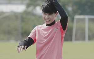 Jack làm chân sút chính trong đội hình nghệ sĩ, đối đầu Quang Hải ở trận bóng hướng về miền Trung