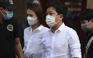 Vợ chồng Trường Giang - Nhã Phương lặng lẽ viếng nghệ sĩ Chí Tài, Lan Ngọc, Ngô Kiến Huy phải xếp hàng