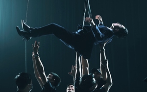 Sơn Tùng M-TP treo người trên dây để quay xuyên đêm trong MV ‘Chúng ta của hiện tại’