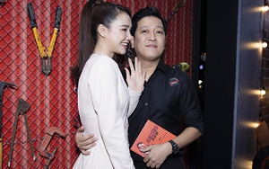 Trường Giang - Nhã Phương quấn quýt trên thảm đỏ phim 'Chị Mười Ba' của Thu Trang