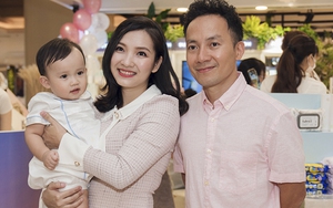 Đồng nghiệp chúc mừng vợ chồng Tiến Đạt lên chức ông chủ