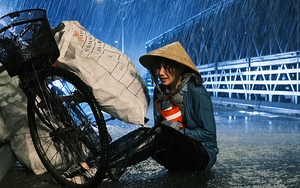 Hari Won bán ve chai trong MV mới, khóc dưới mưa khi bị người yêu phụ bạc