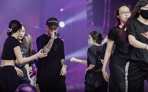 Binz bảnh bao bên vũ công, 16 Typh ‘phóng’ mô-tô ở concert ‘Rap Việt’