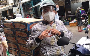 Diễn viên Lý Nguyễn Vương vào tâm dịch cứu trợ bà con nghèo