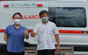 Nghệ sĩ Việt Hương bàn giao xe cứu thương hơn 2,5 tỷ đồng cho ông Đoàn Ngọc Hải