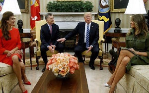 Đệ nhất phu nhân Mỹ khác lạ trong bộ đầm... quân phục