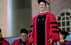 Bỏ học hơn chục năm, cuối cùng Mark Zuckerberg cũng lấy xong bằng Harvard