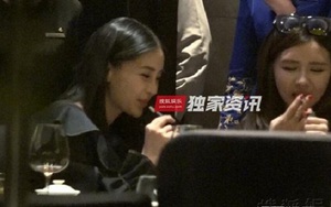 Mẹ bỉm sữa Angelababy nhận 'gạch đá' vì phì phèo thuốc lá