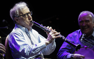 Hai phụ nữ ngực trần làm loạn đêm nhạc của đạo diễn Woody Allen