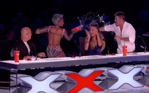 VIDEO: Mel B của Spice Girls hắt nước vào Simon Cowell vì đùa chuyện đêm tân hôn