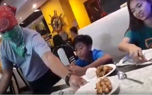 VIDEO ông bố xa nhà cải trang thành bồi bàn phục vụ hai con khiến hàng triệu người xúc động