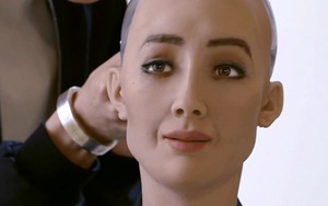 VIDEO: Robot Sophia có thể làm nhiều điều đáng kinh ngạc