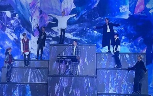 Fan chê giọng BTS tệ hại khi diễn cùng Charlie Puth, nhà sản xuất chính thức nói lý do