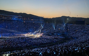 Sau đêm diễn mở màn trước 60.000 khán giả, truyền thông Mỹ dành 'cơn mưa' khen cho BTS