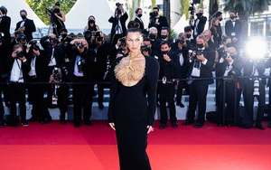 Bella Hadid dùng trang sức che vòng 1 trên thảm đỏ Cannes