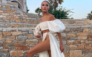 Olivia Culpo 'xả' loạt ảnh diện váy xẻ tới... eo khi đi nghỉ
