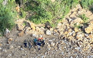 Di chuyển trong mưa lớn, 2 vợ chồng lao xe xuống vực tử vong