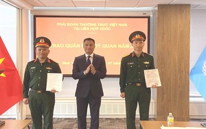 Lần đầu tiên hai sĩ quan quân đội Việt Nam phục vụ tại LHQ được trao quân hàm tại New York