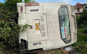 Bắc Giang: Xe chở công nhân bị lật khiến nhiều người bị thương