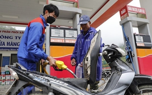 Xăng giảm giá: Hàng tiêu dùng 'rục rịch' hạ nhiệt