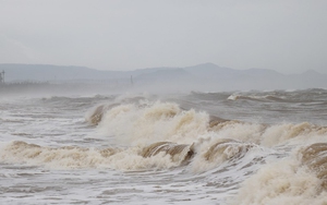 Vùng áp thấp kết hợp với gió mùa Tây Nam gây mưa dông lốc xoáy khu vực Bắc Biển Đông