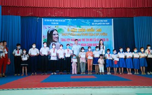 Á hậu Kim Duyên dùng tiền thưởng trao tặng học bổng cho trẻ em nghèo