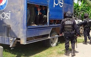 Phát hiện hơn 150 người di cư bị bỏ lại trong xe tải ở Mexico