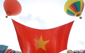 TP.HCM: Thả khinh khí cầu kéo đại kỳ 1800 m2 mừng Quốc khánh