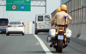 Hà Nội: Cảnh sát Giao thông dẫn đường làn khẩn cấp giúp người dân đến bệnh viện cấp cứu kịp thời