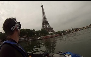 VIDEO: Mưa xối xả làm ngập cả tàu điện ngầm Paris