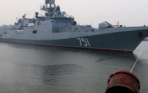 VIDEO: Tàu khu trục Nga lọt vào ống kính 'thám tử tư' khi đi qua eo biển hẹp