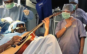 Không kém Quan Công: bệnh nhân Ấn Độ chơi guitar khi mổ não (VIDEO)