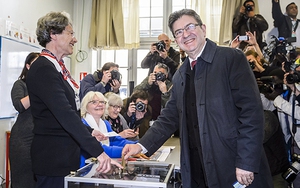 Xuất hiện chiếc xe khả nghi, điểm bầu cử Tổng thống Pháp phải sơ tán