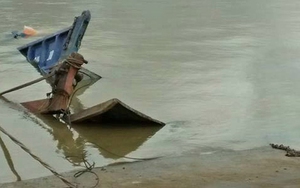 Phà qua sông Đồng Nai bị chìm, nhiều người thoát nạn