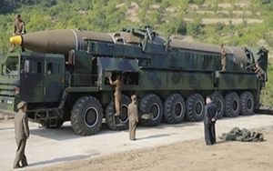 Ông Kim Jong-un hút thuốc lá ngay cạnh tên lửa liên lục địa