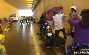 VIDEO: Nguy hiểm rình rập người dân trú mưa trong hầm chui ở Hà Nội