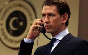 Những khoảnh khắc ngoại giao cân não của 'thần đồng chính trị', Thủ tướng Áo tương lai Sebastian Kurz