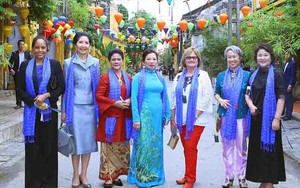 Các Phu nhân Trưởng đoàn APEC 2017 đi thăm Phố cổ Hội An