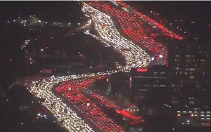 VIDEO: Cảnh tắc đường tuyệt đẹp nhân ngày Lễ tạ ơn ở Mỹ nhìn từ trên cao