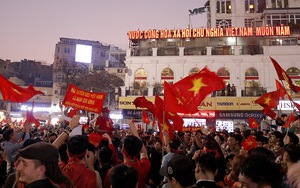 Hình ảnh tuyệt đẹp hàng triệu người đổ xuống đường ăn mừng chiến thắng của U23 Việt Nam