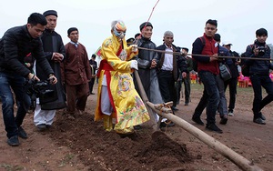 Hình ảnh 'Vua đi cày' trong Lễ Khai hội Tịch điền Đọi Sơn sáng nay