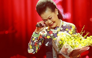 VIDEO: Hồng Nhung hát mừng sinh nhật 'chị' Khánh Ly